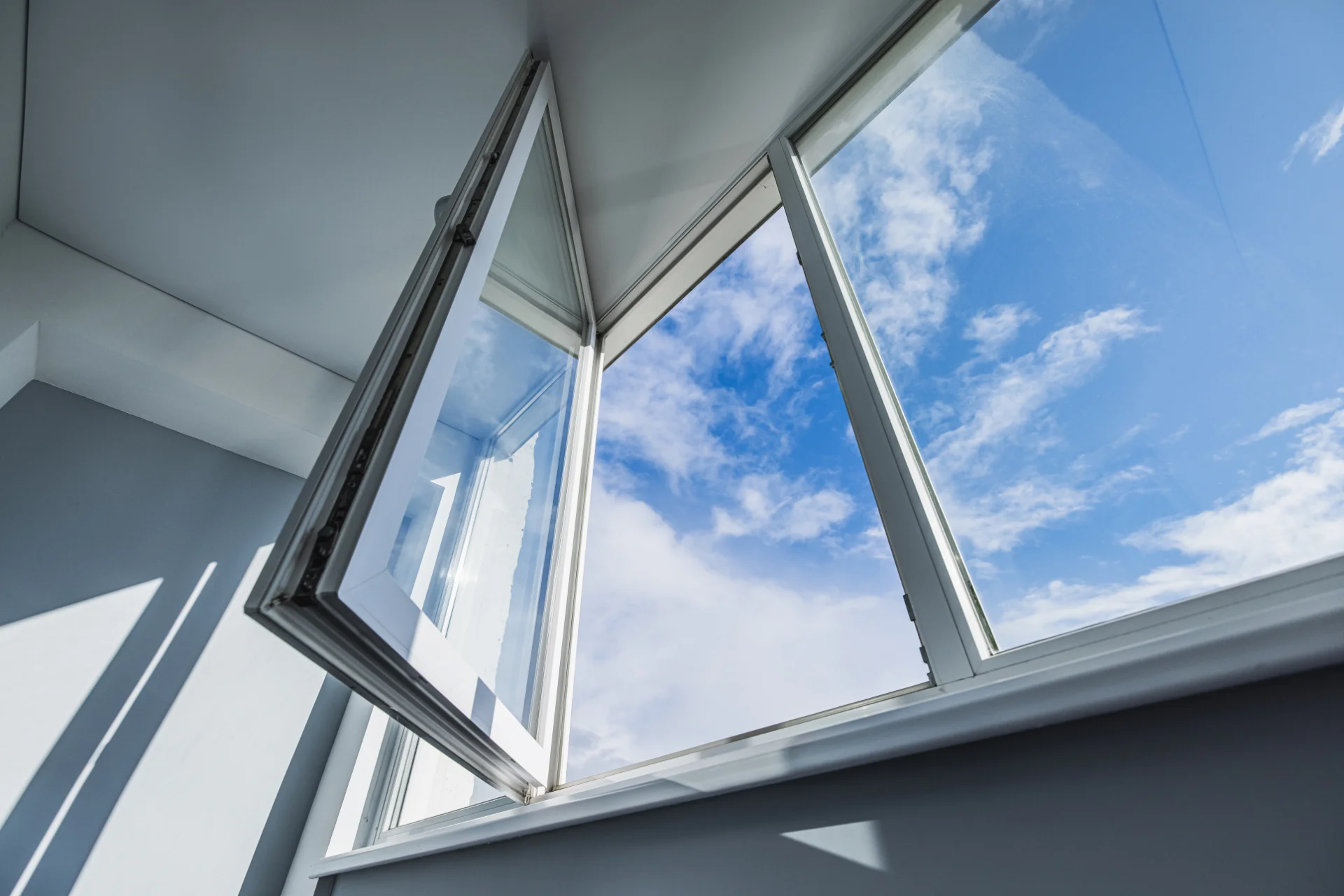 VLX 80 Casement Window in Royal Palm Beach, FL | TruePane Windows & Doors - detail 1
